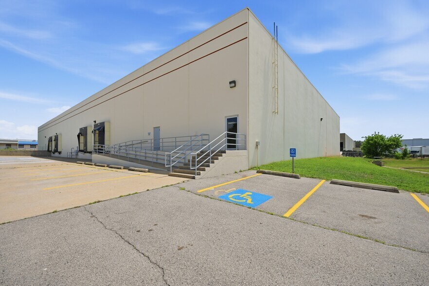5400 SW 33rd St, Oklahoma City, OK à louer - Photo principale – Image 1 sur 17