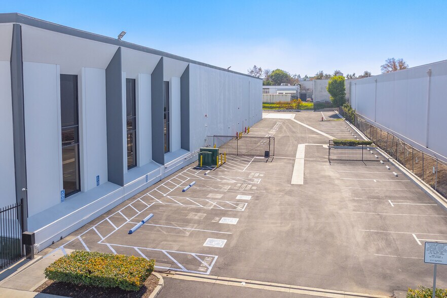 1300 W Artesia Blvd, Compton, CA à louer - Photo de l’immeuble – Image 3 sur 11