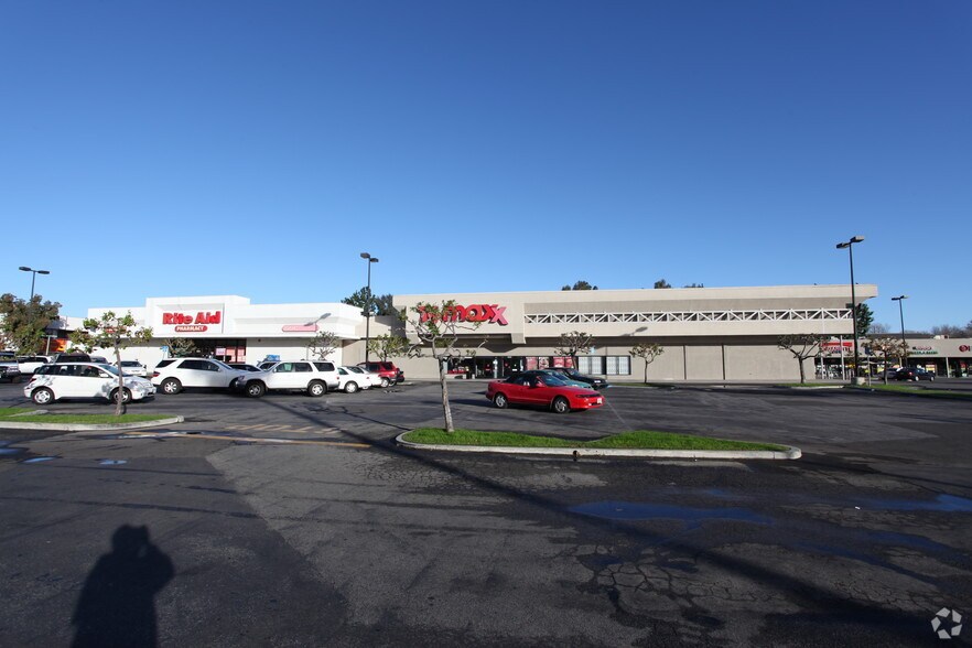 20101-20141 Sherman Way, Winnetka, CA à louer - Photo de l’immeuble – Image 3 sur 6