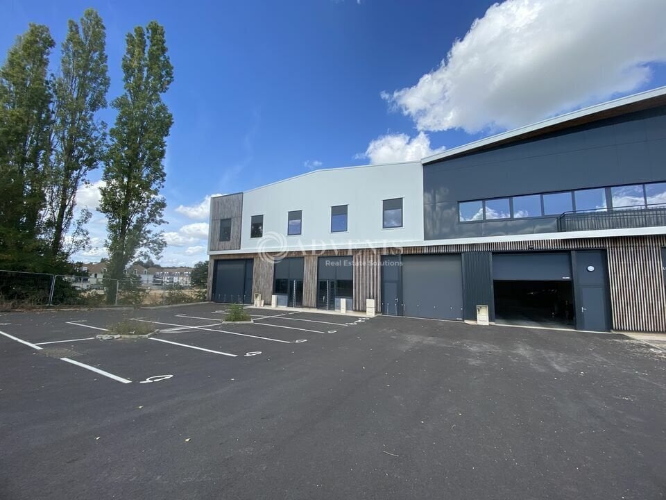 Local d'activités dans Plaisir à vendre Photo de l’immeuble– Image 1 sur 9