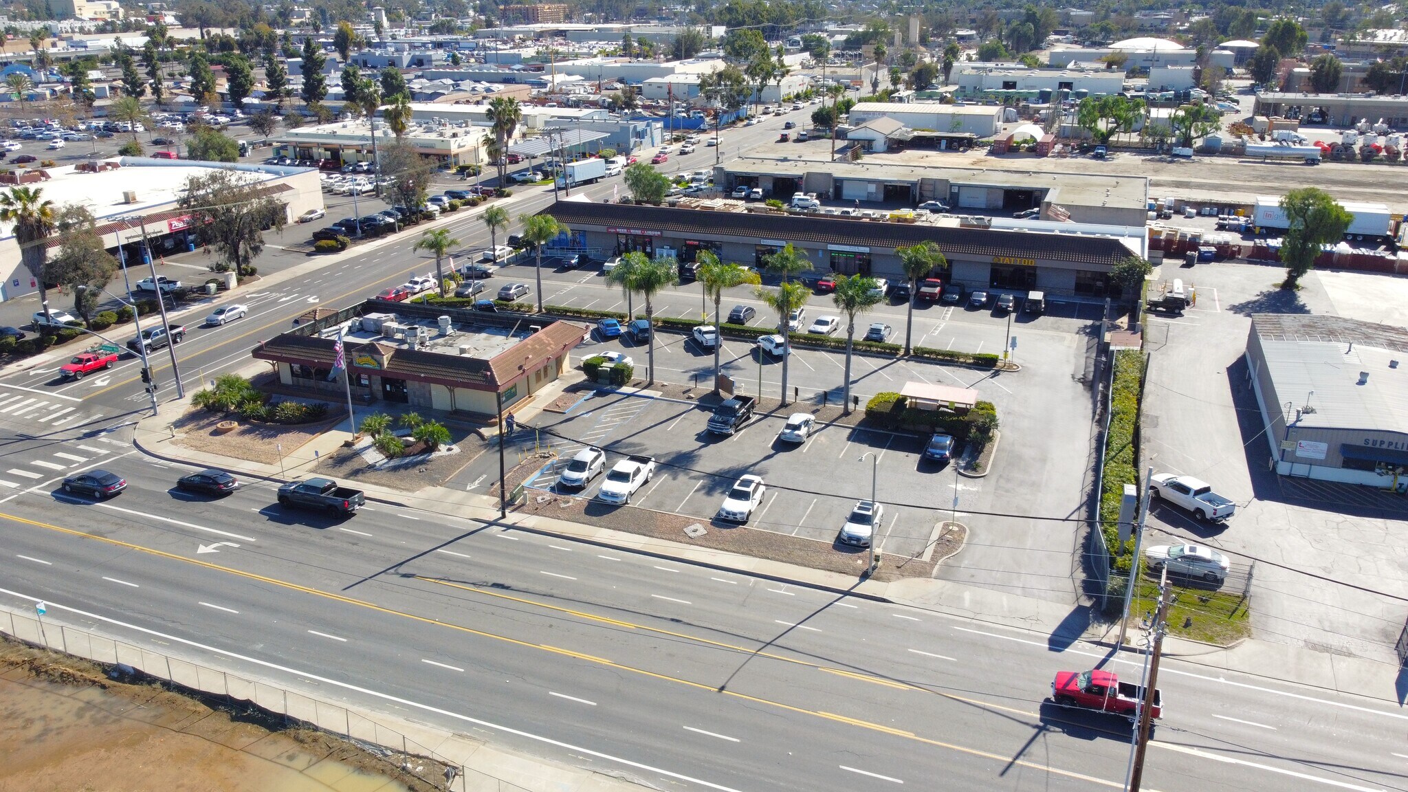 935 W Mission Ave, Escondido, CA à louer Photo principale– Image 1 sur 6