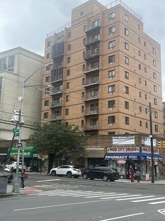 Plus de détails pour 6326 99th St, Rego Park, NY - Logement à vendre