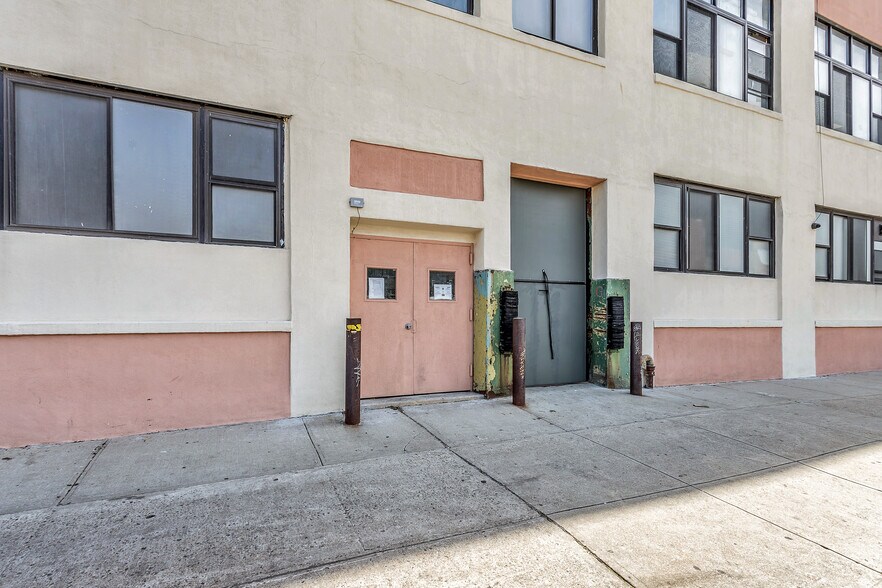 33-01 Queens Blvd, Long Island City, NY à louer - Photo de l’immeuble – Image 2 sur 6