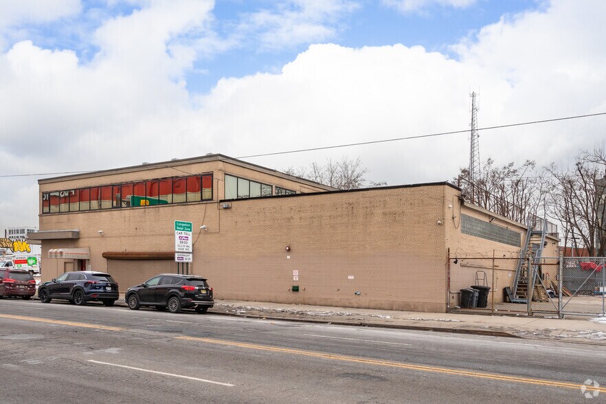 4939 Van Dam St, Long Island City, NY à vendre - Photo de l’immeuble – Image 2 sur 14