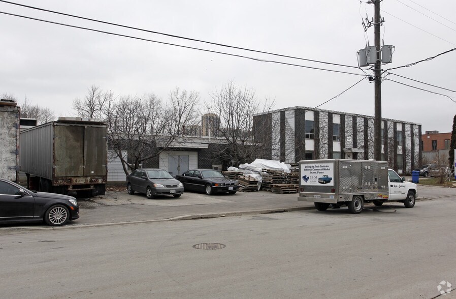 342 Munster Ave, Toronto, ON à louer - Photo principale – Image 1 sur 2