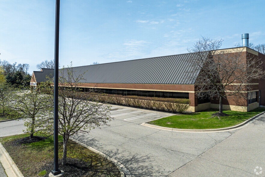 2211 Auburn Rd, Auburn Hills, MI à louer - Photo de l’immeuble – Image 2 sur 6