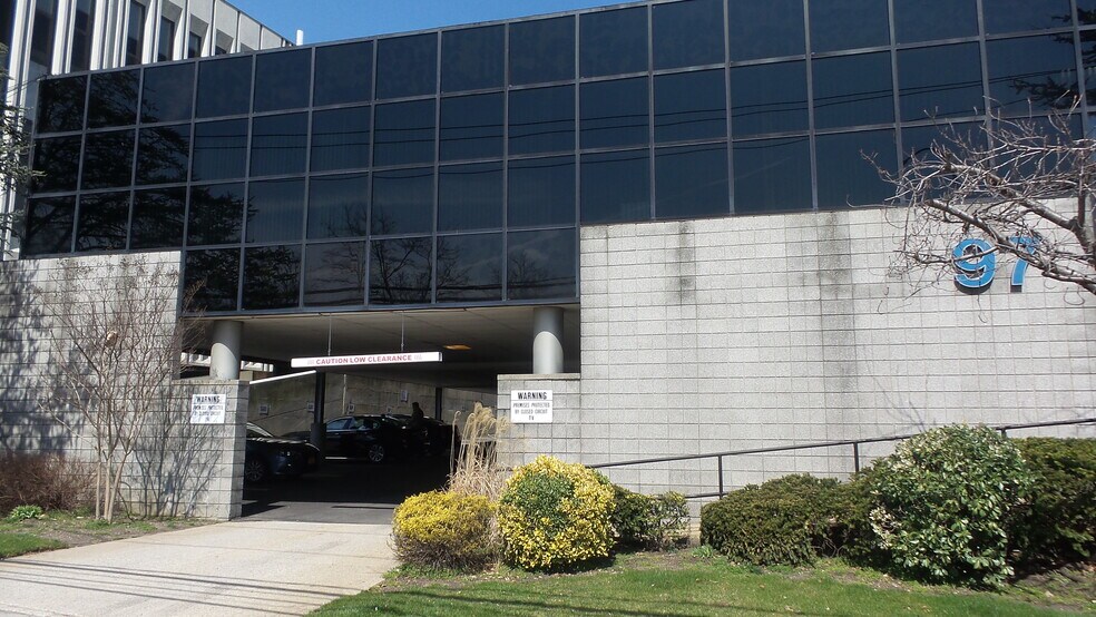 97 Powerhouse Rd, Roslyn Heights, NY à louer - Photo de l’immeuble – Image 2 sur 2