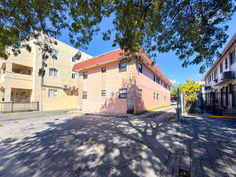 945 SW 4th St, Miami, FL à vendre - Photo de l’immeuble – Image 1 sur 11