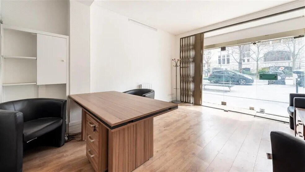 Local commercial dans Paris à louer - Photo de l’immeuble – Image 1 sur 8