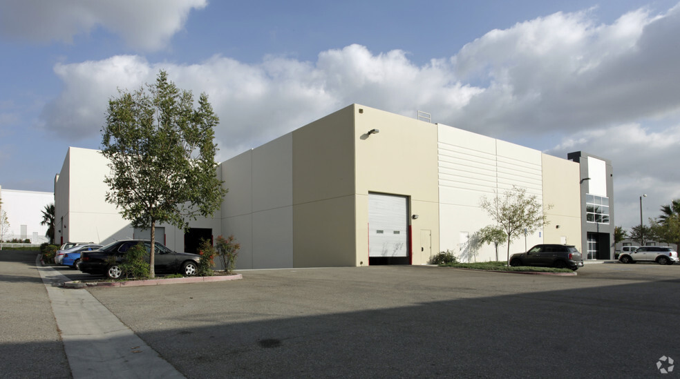 15100 Hilton Dr, Fontana, CA à louer - Photo de l’immeuble – Image 2 sur 2