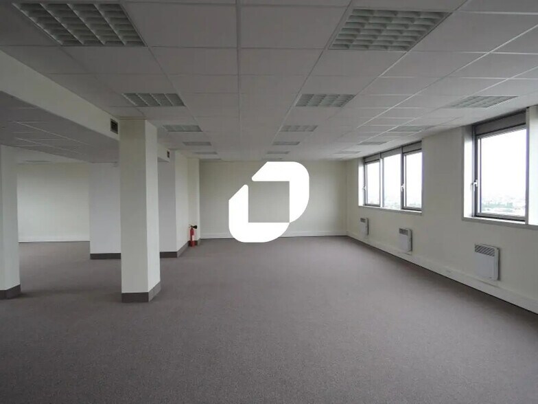 Bureau dans Noisy-le-Grand à louer - Photo de l’immeuble – Image 1 sur 3