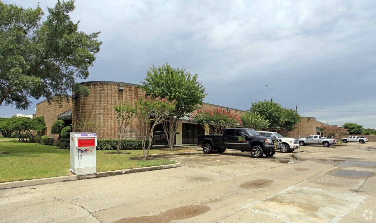 15660 W Hardy Rd, Houston, TX à louer Photo de l’immeuble– Image 1 sur 2