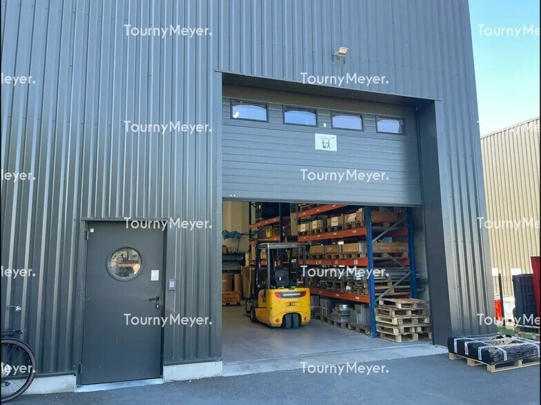 Local d’activités dans Plescop à louer - Photo de l’immeuble – Image 2 sur 3