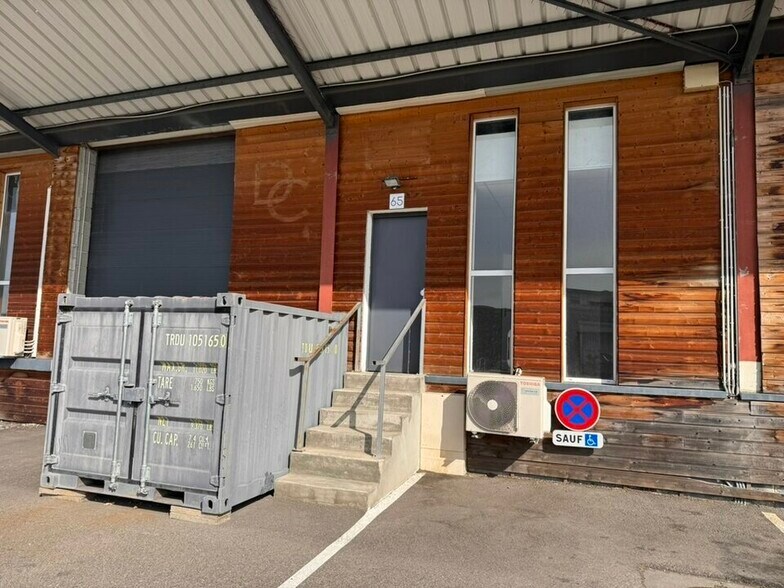 Local d'activités dans Saint-Priest à vendre - Photo de l’immeuble – Image 1 sur 11