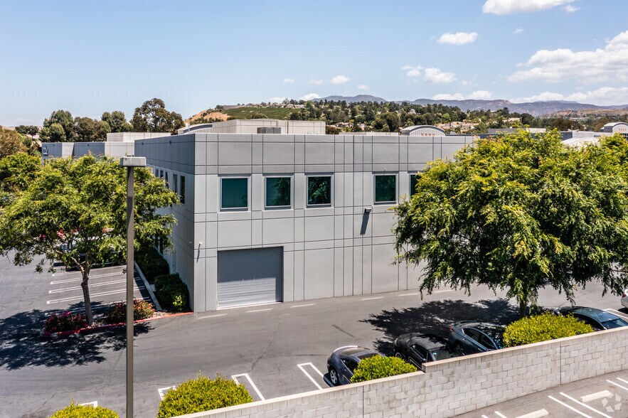 8175 E Kaiser Blvd, Anaheim, CA à louer - Photo de l’immeuble – Image 3 sur 13