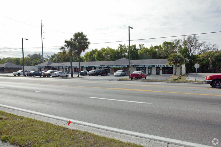 2102-2118 W Busch Blvd, Tampa, FL à louer - Photo de l’immeuble – Image 2 sur 8