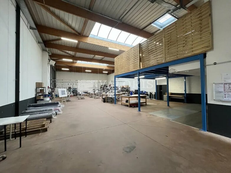 Local d’activités dans Décines-Charpieu à louer - Photo intérieure – Image 2 sur 12