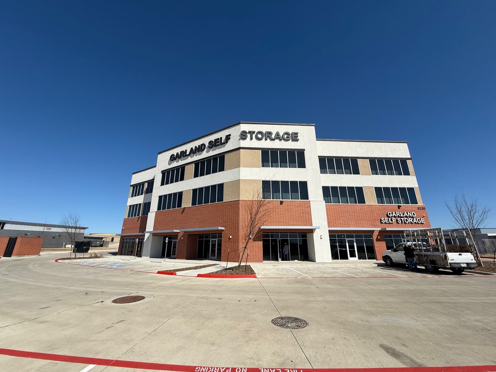 6320 N George Bush Hwy, Garland, TX à louer Photo de l’immeuble– Image 1 sur 18