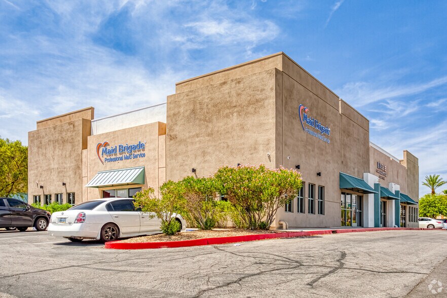 205 E Warm Springs Rd, Las Vegas, NV à louer - Photo de l’immeuble – Image 3 sur 5