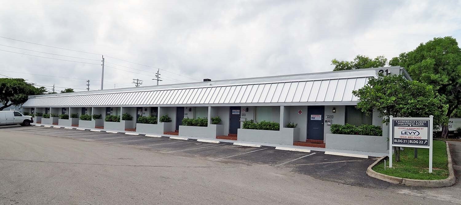 2696 NW 31st Ave, Lauderdale Lakes, FL à louer Photo de l’immeuble– Image 1 sur 2