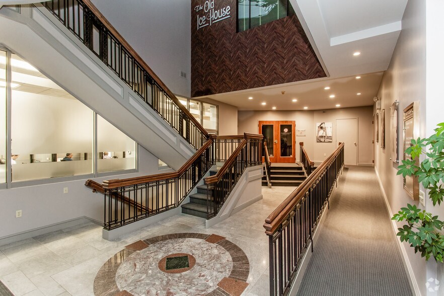 159 Perry Hwy, Pittsburgh, PA à louer - Hall d’entrée – Image 2 sur 7