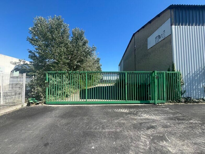 Local d'activités dans PLAN-D'ORGON à vendre - Photo de l’immeuble – Image 2 sur 11