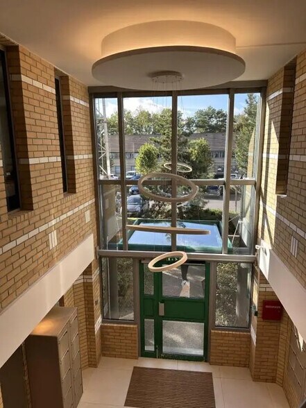 Bureau dans Champs-sur-Marne à vendre - Photo de l’immeuble – Image 2 sur 12
