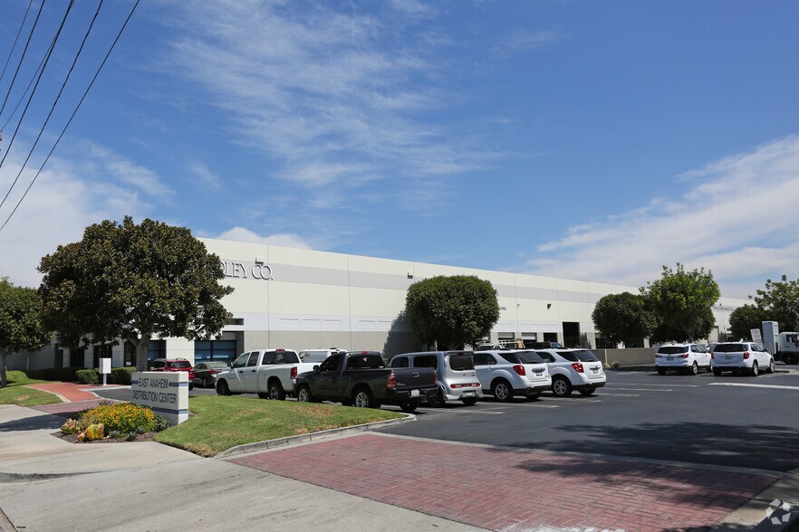 1150 N Red Gum St, Anaheim, CA à louer - Photo de l’immeuble – Image 2 sur 8