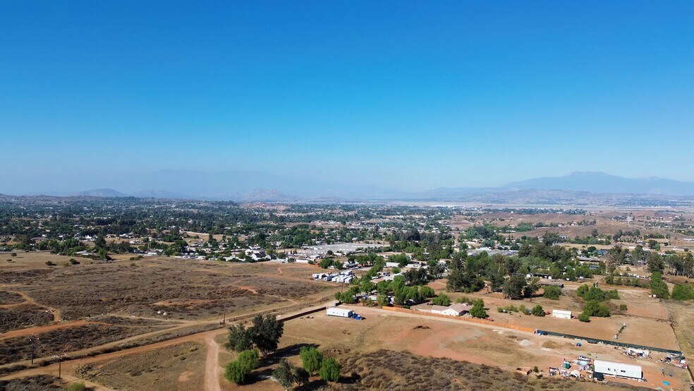 21141 Sharp Rd, Perris, CA à vendre - Vidéo sur l’annonce professionnelle – Image 2 sur 9