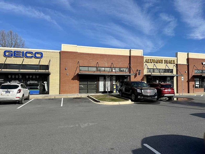 1120 W State of Franklin Rd, Johnson City, TN à louer - Photo de l’immeuble – Image 1 sur 3