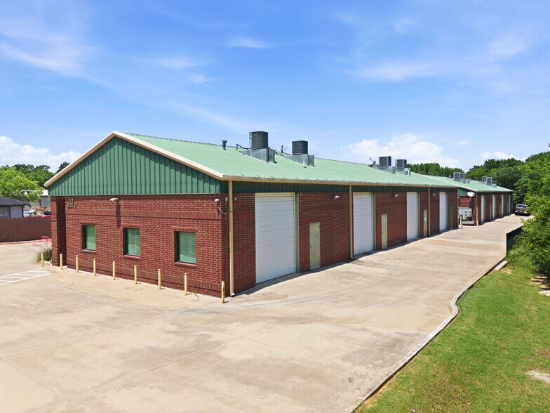 519 Bennett Ln, Lewisville, TX à vendre - Photo de l’immeuble – Image 3 sur 32
