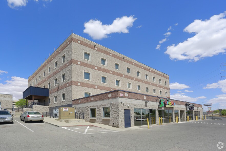 7878 E Gateway Blvd, El Paso, TX à louer - Photo de l’immeuble – Image 2 sur 17