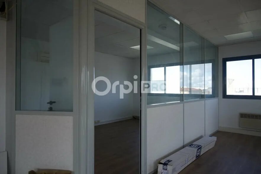 96 Avenue Du Progrès, Chassieu à louer - Photo de l’immeuble – Image 3 sur 5