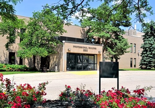 890 S Garfield Ave, Libertyville, IL à louer - Photo de l’immeuble – Image 1 sur 4