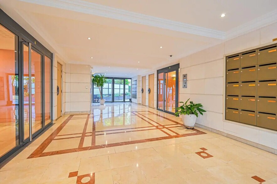 Bureau dans Paris à vendre - Hall d’entrée – Image 2 sur 3