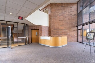 945-951 Hornet Dr, Hazelwood, MO à louer Hall d’entrée– Image 2 sur 10