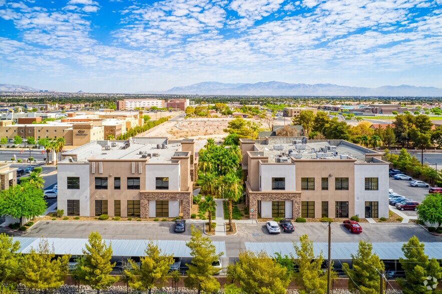 6765 W Russell Rd, Las Vegas, NV à louer - Photo principale – Image 1 sur 24