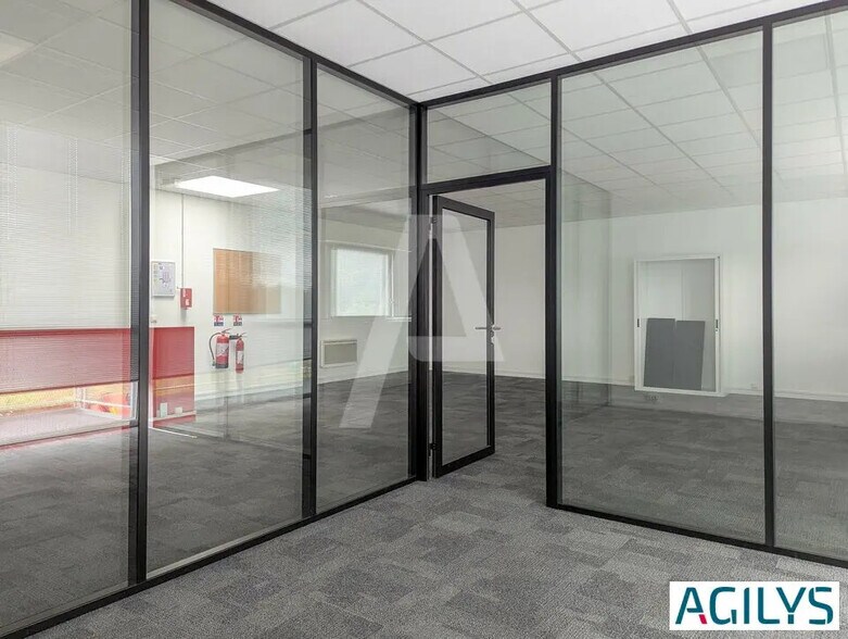 Local d’activités dans Villebon-sur-Yvette à louer - Photo intérieure – Image 2 sur 12