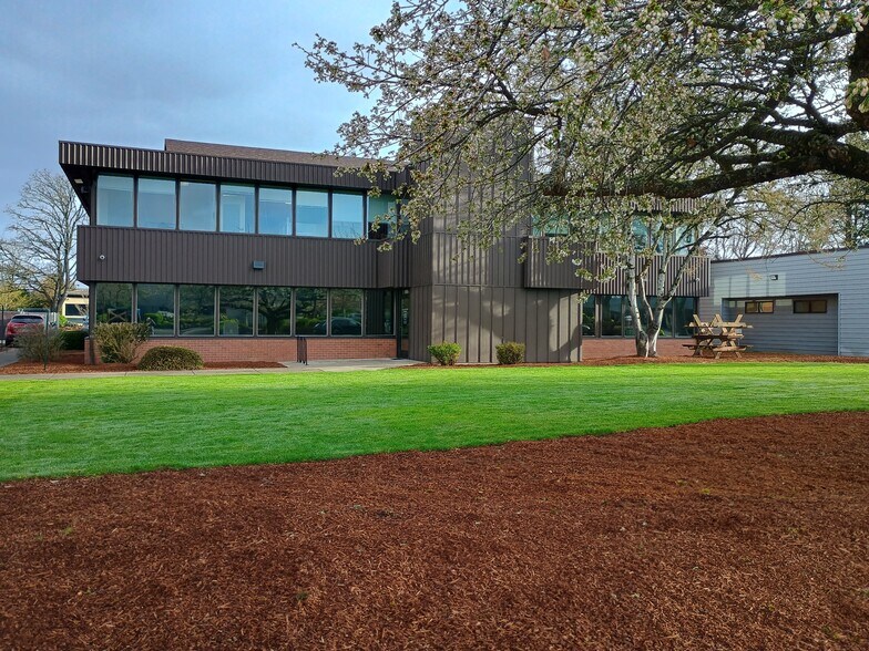 1090 Gateway Loop, Springfield, OR à louer - Photo de l’immeuble – Image 3 sur 5