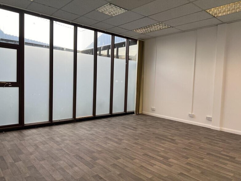 2 Lancaster Park, Melksham à louer - Photo de l’immeuble – Image 3 sur 9