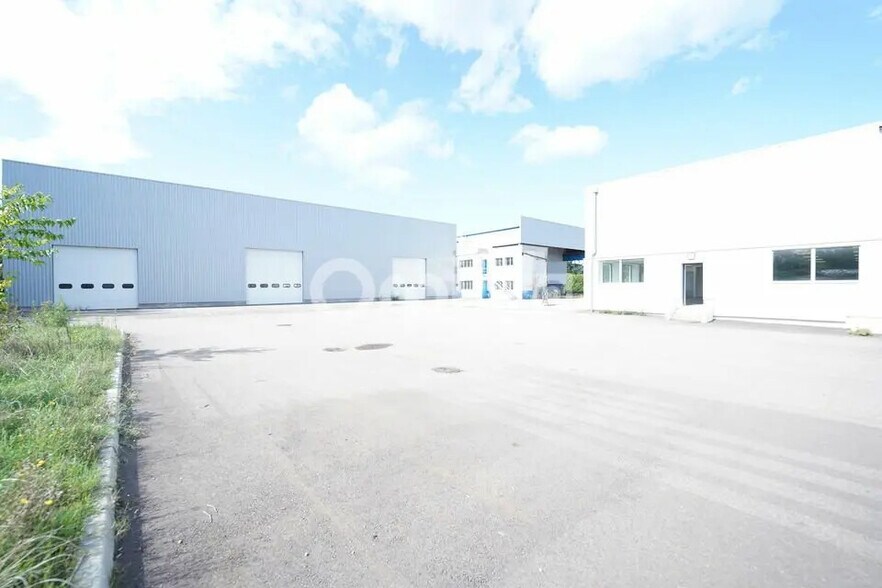 Local d’activités dans Saint-Priest à louer - Photo de l’immeuble – Image 2 sur 3