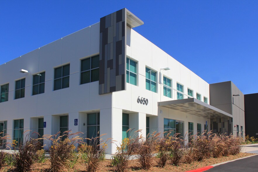 6650 Nancy Ridge Dr, San Diego, CA à louer - Photo principale – Image 1 sur 6