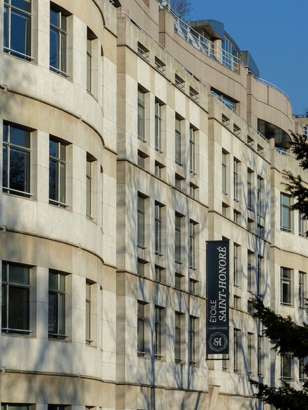 21 Rue Balzac, Paris à louer - Photo de l’immeuble – Image 2 sur 11