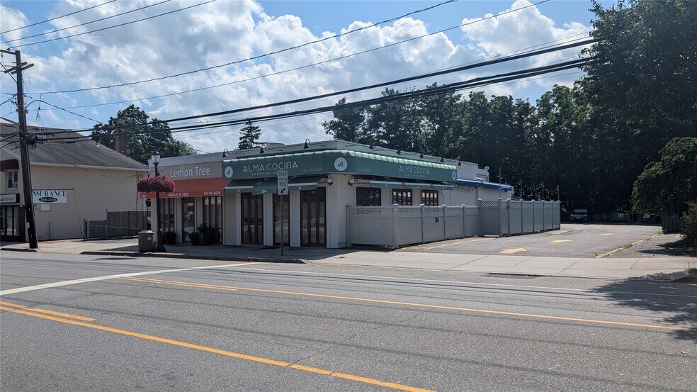 352-354 Larkfield rd, East Northport, NY à vendre - Photo de l’immeuble – Image 2 sur 9