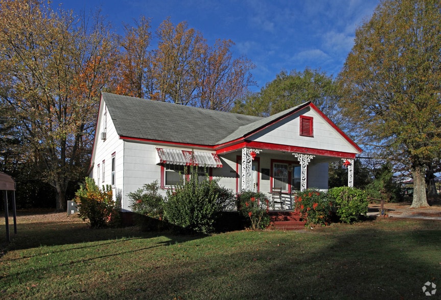 6429 Freedom Dr, Charlotte, NC à vendre - Photo principale – Image 1 sur 5