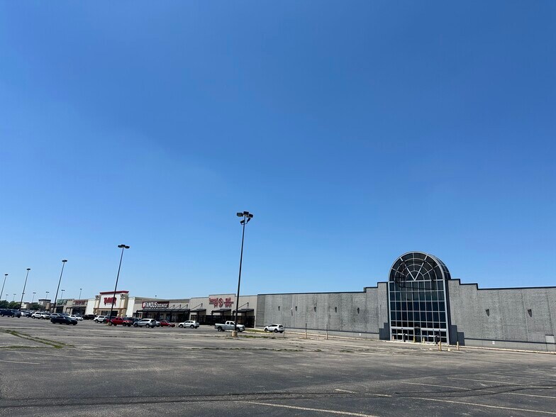 6610 W Kellogg Dr, Wichita, KS à louer - Photo de l’immeuble – Image 3 sur 7