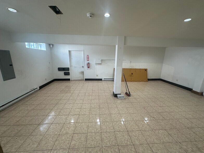 565 Oak St, Copiague, NY à louer - Photo intérieure – Image 2 sur 16