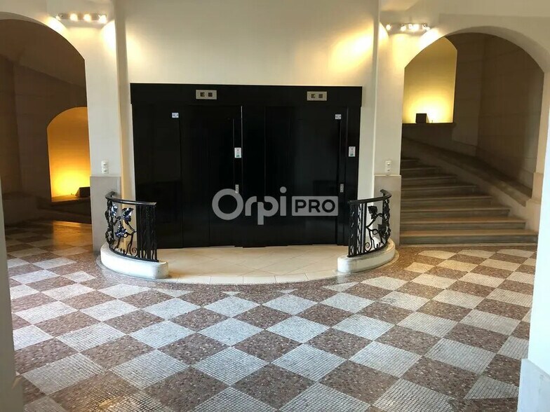 Bureau dans Reims à louer - Hall d’entrée – Image 2 sur 9