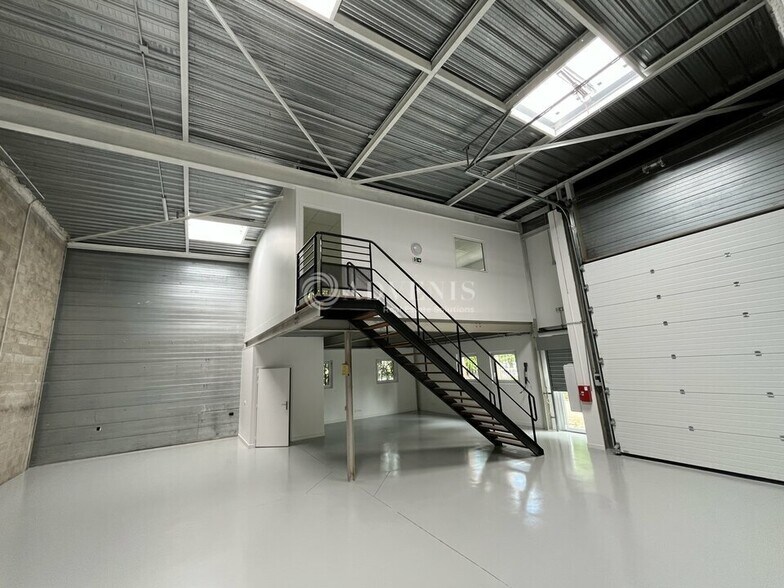 Local d'activités dans Plaisir à vendre - Photo de l’immeuble – Image 3 sur 4