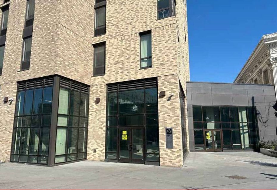 1725 Village Ln, Far Rockaway, NY à louer Photo de l’immeuble– Image 1 sur 1